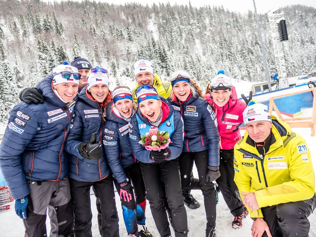 Český tým s Lucií Charvátovou po medailovém ceremoniálu