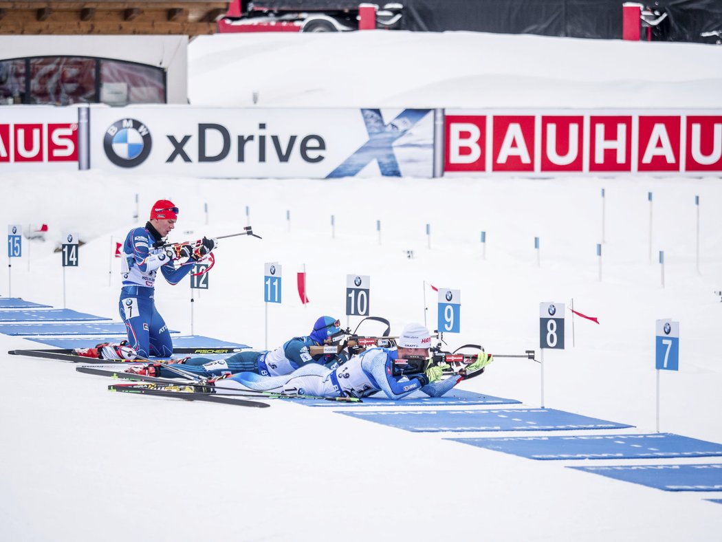 Adam Václavík při střelbě vleže ve štafetě při SP v Hochfilzenu