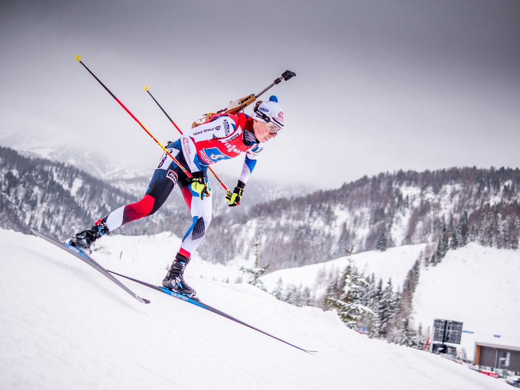 Eva Kristejn Puskarčíková na posledním úseku štafety biatlonistek v Hochfilzenu