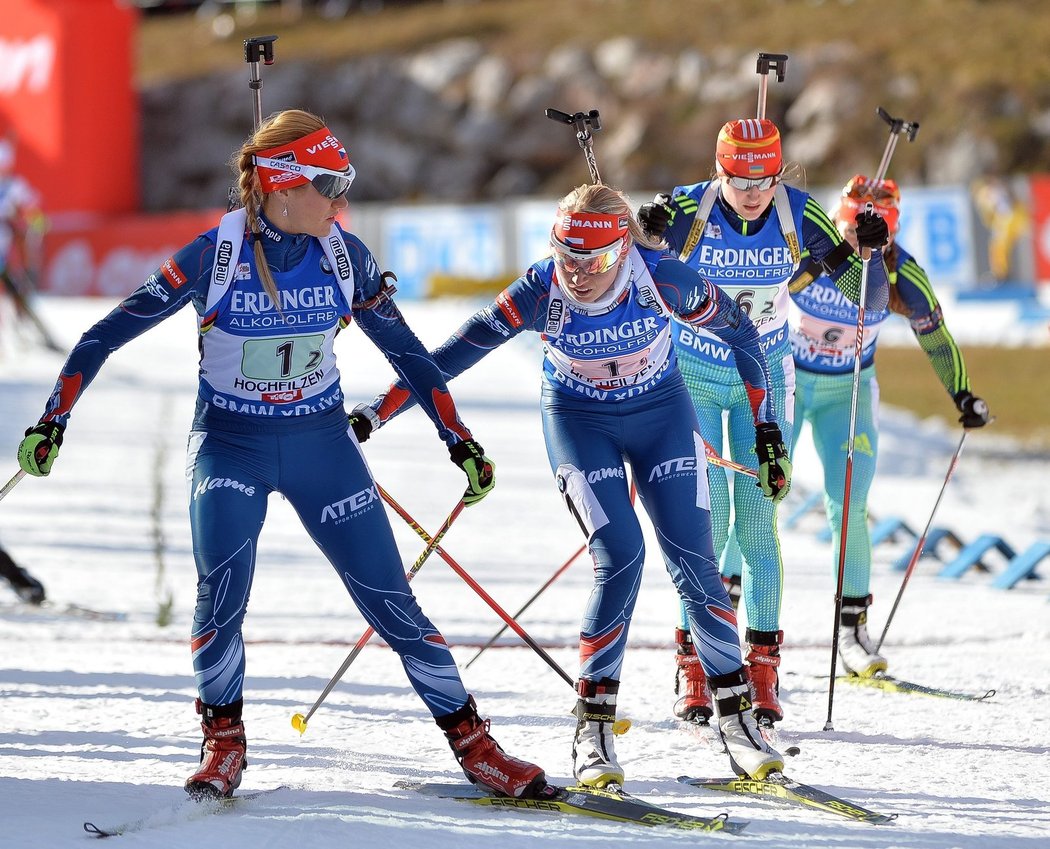 Eva Puskarčíková předává Gabriele Soukalové po prvním úseky štafety biatlonistek v Hochfilzenu