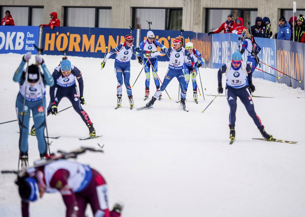 Jessica Jislová předává ve štafetě SP v Hochfilzenu Markétě Davidové