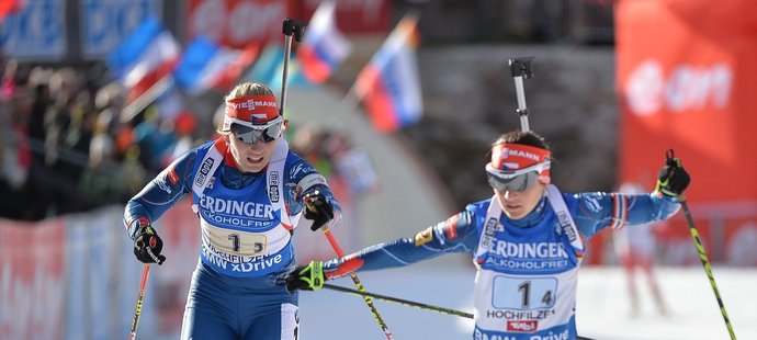 Lucie Charvátová (vlevo) předává Veronice Vítkové do posledního úseku štafety biatlonistek na SP v Hochfilzenu