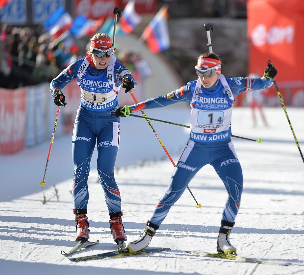 Lucie Charvátová (vlevo) předává Veronice Vítkové do posledního úseku štafety biatlonistek na SP v Hochfilzenu