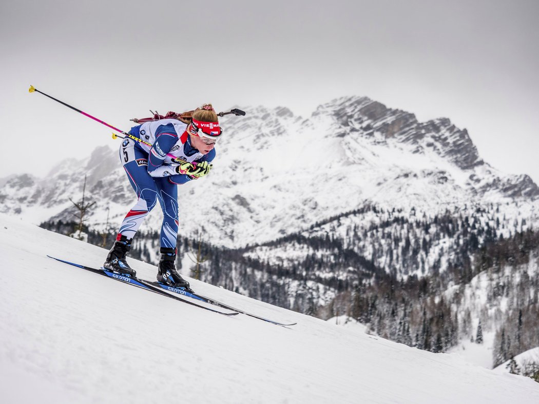 Markéta Davidová na svém úseku při štafetě SP v Hochfilzenu