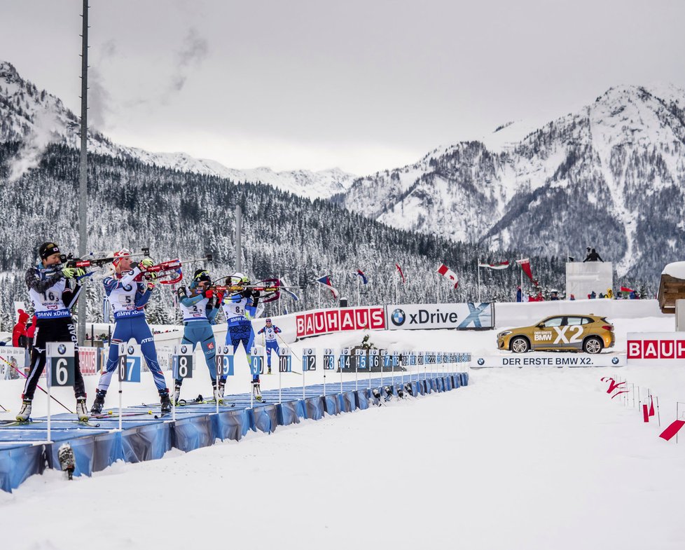 Markéta Davidová (druhá zleva) na střelnici při štafetovém závodě SP v Hochfilzenu