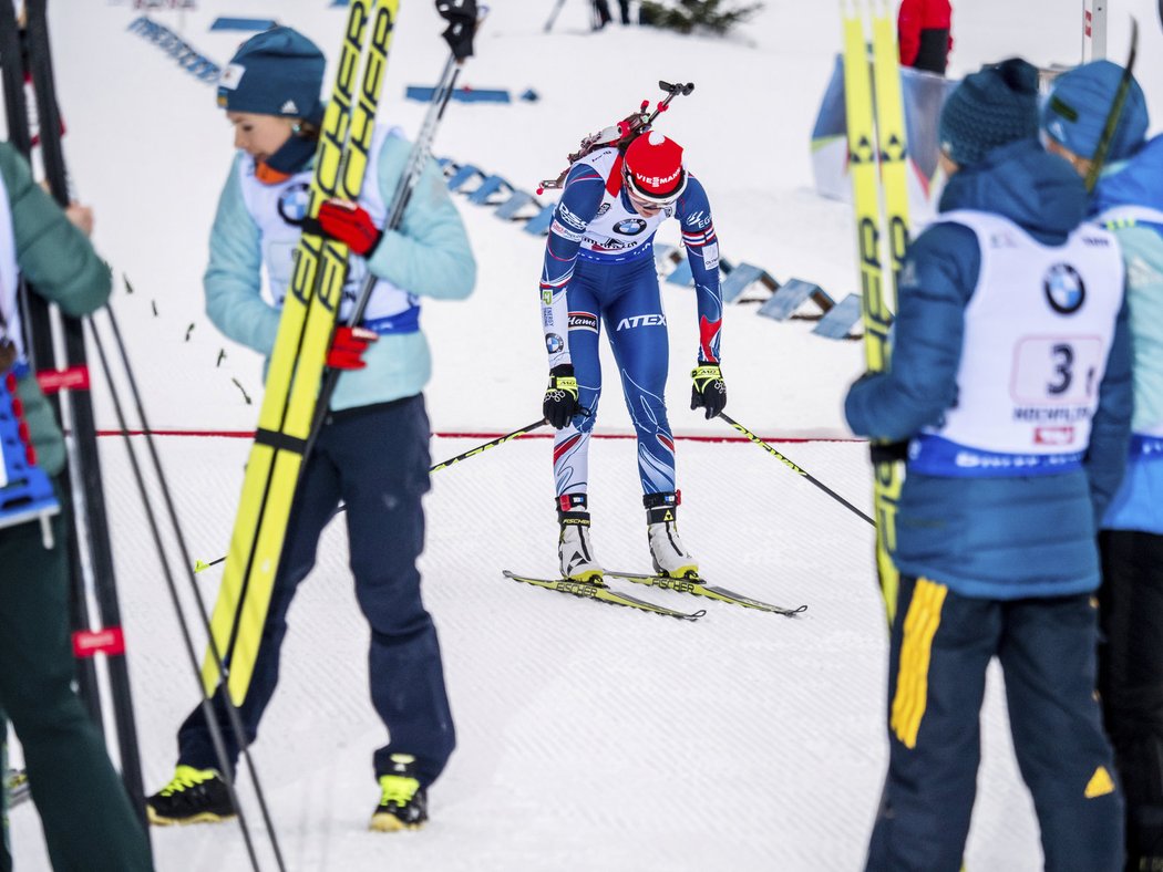 Veronika Vítková dovezla štafetu biatlonistek v Hochfilzenu na šestém místě