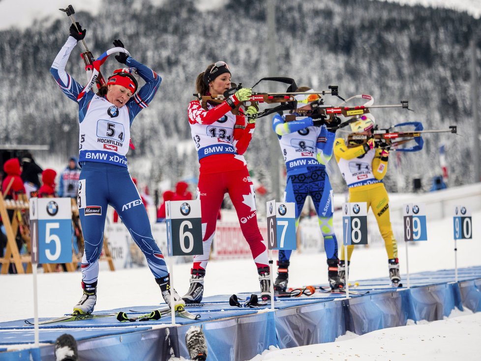 Veronika Vítková (vlevo) se chystá na střelbu vestoje při štafetě SP v Hochfilzenu