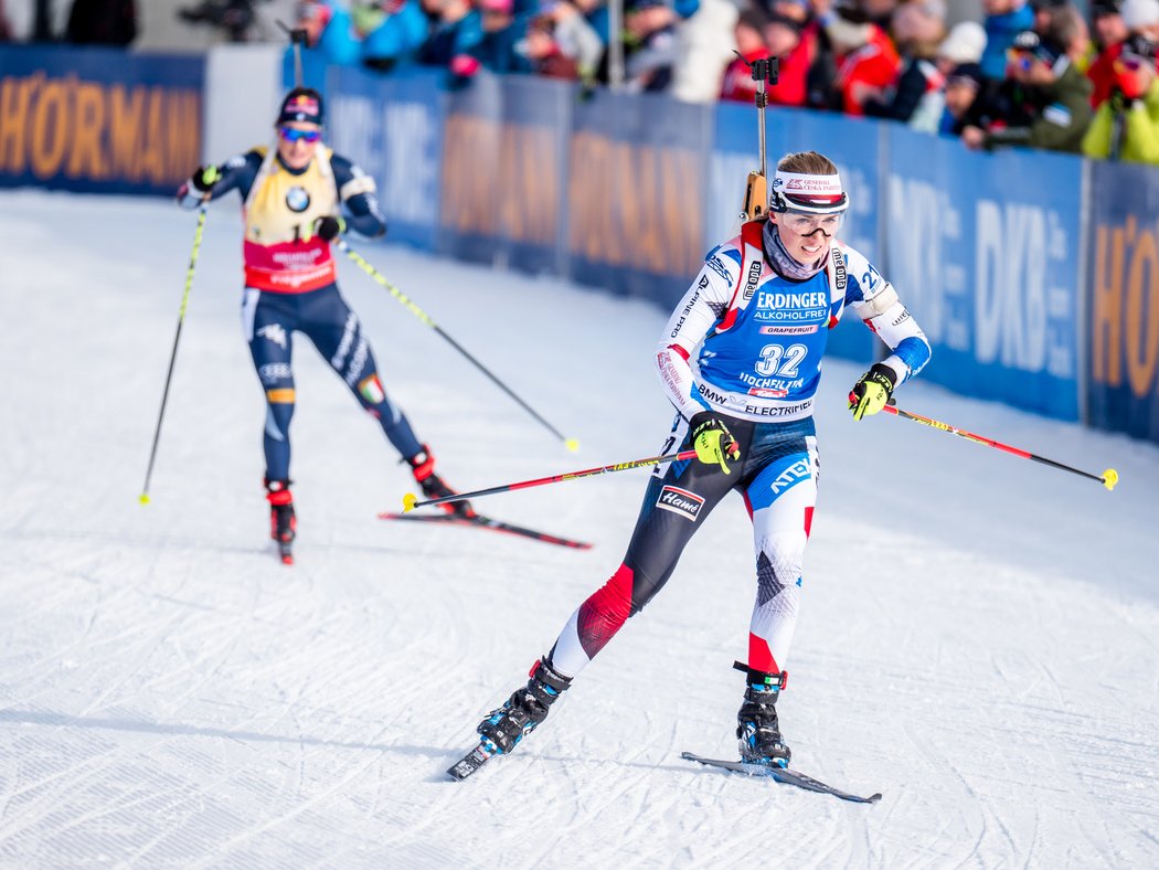 Eva Puskarčíková míří do cíle stíhačky v Hochfilzenu na osmé pozici