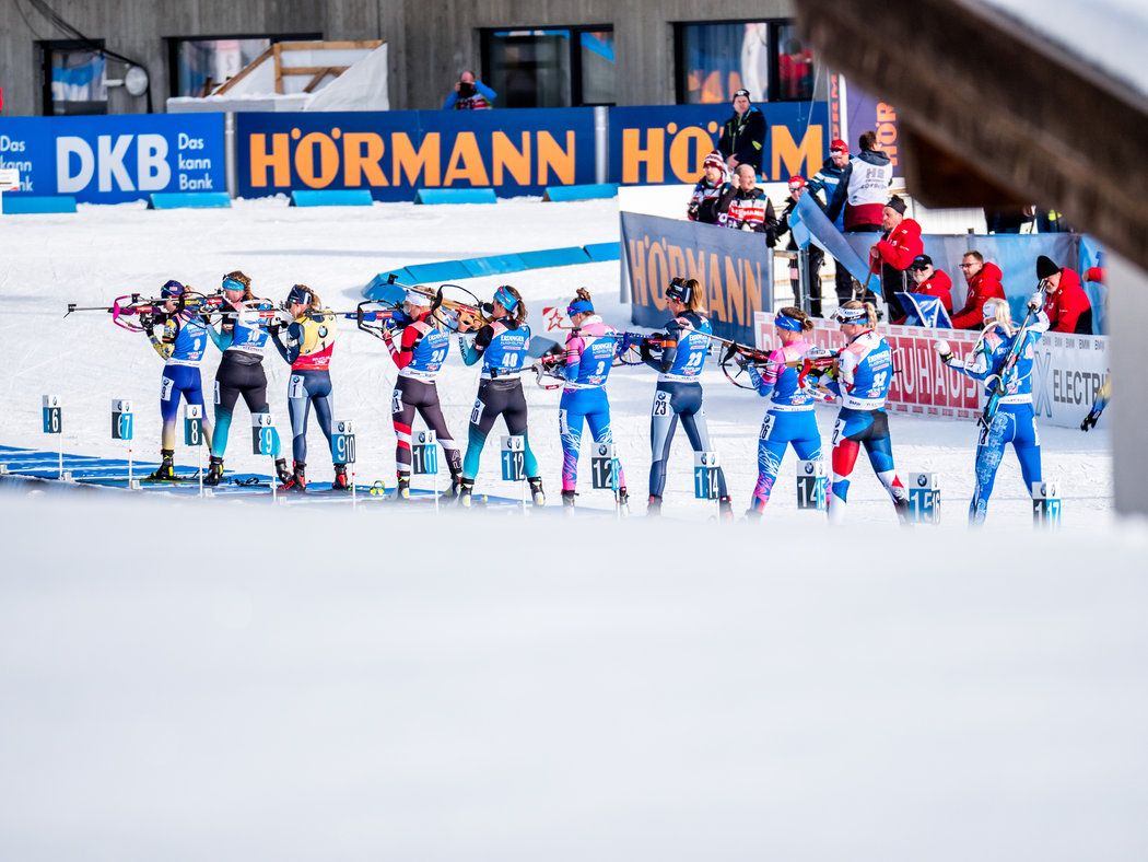 Biatlonistky na střelnici při stíhačce v Hochfilzenu