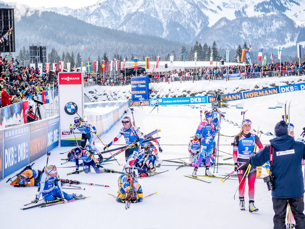 Vyčerpané biatlonistky v cíli stíhačky SP v Hochfilzenu