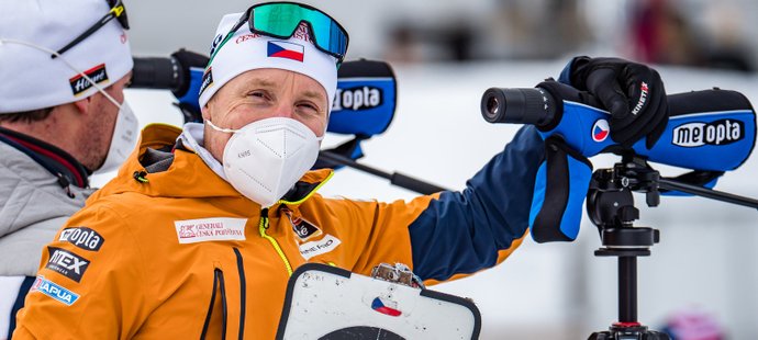 Ondřej Moravec sleduje na střelnici v Hochfilzenu počínání českých biatlonistů...