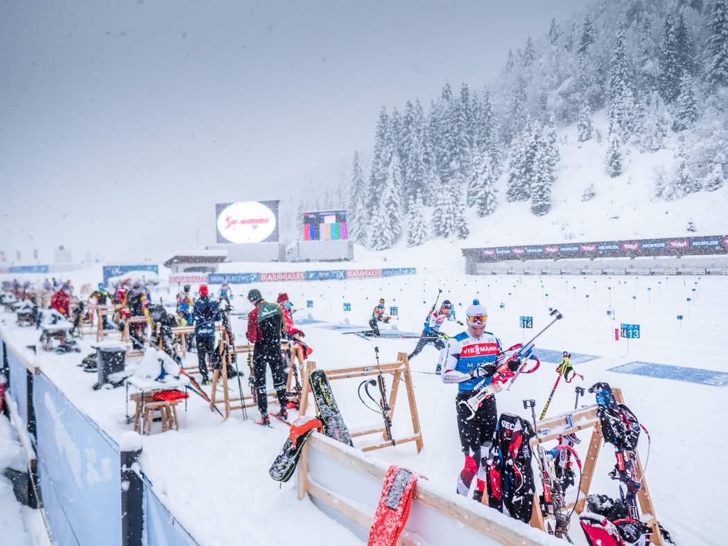 Střelnice v rakouském biatlonovém vojenském areálu v Hochfilzenu