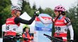 Gabriela Koukalová se v cíli závodu na horských kolech zdraví s biatlonovou soupeřkou Leou Johanidesovou