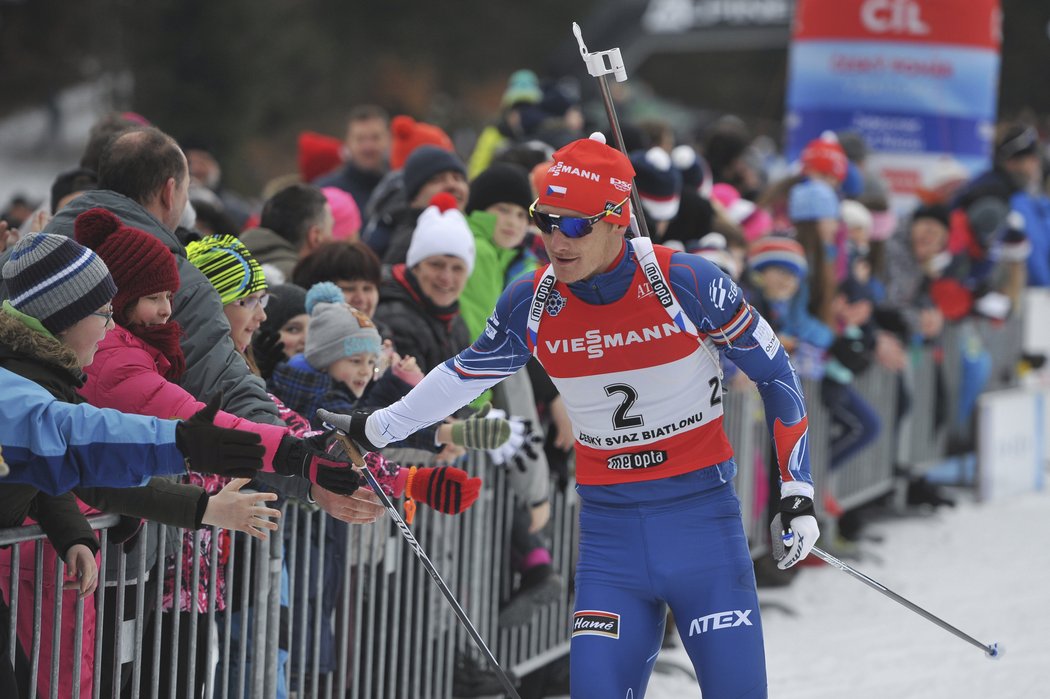 Ondřej Moravec se raduje ze svého vítězství v exhibičním supersprintu na závěr sezonu v Jablonci