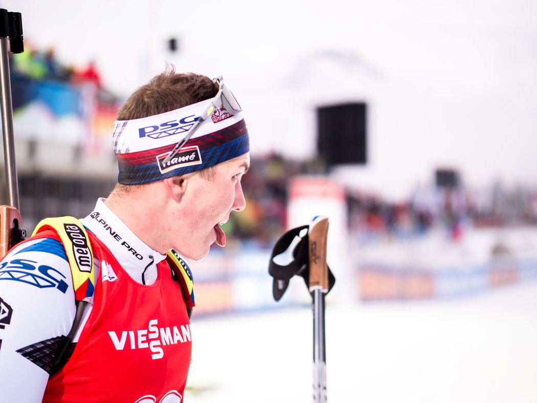 Jakub Štvrtecký v cíli sprintu SP v Hochfilzenu, kde poprvé nakoukl do třicítky nejlepších