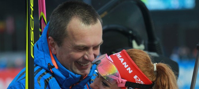 Šéf českého biatlonu Jiří Hamza oslavuje s Gabrielou Koukalovou