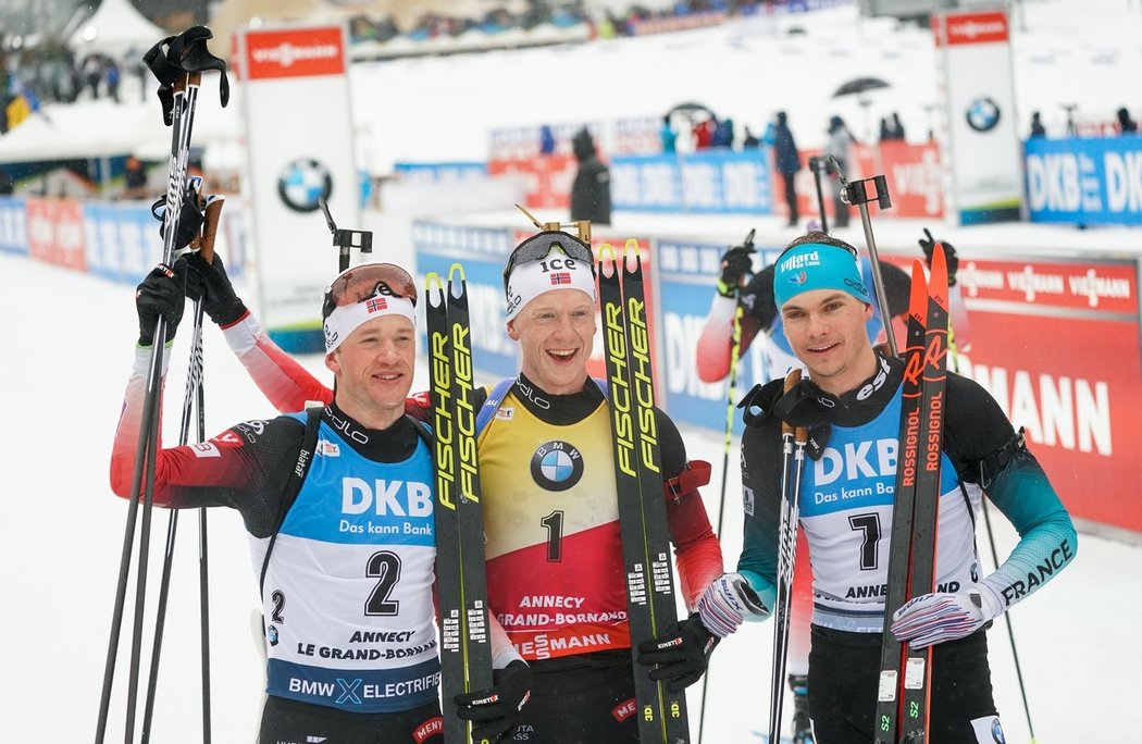 Biatlonista Johannes Bö (uprostřed) z Norska ovládl závod s hromadným startem ve francouzském Le Grand-Bornand. Jeho bratr Tarjei (vlevo) skončil třetí. Druhý byl Francouz Émilien Jacquelin.