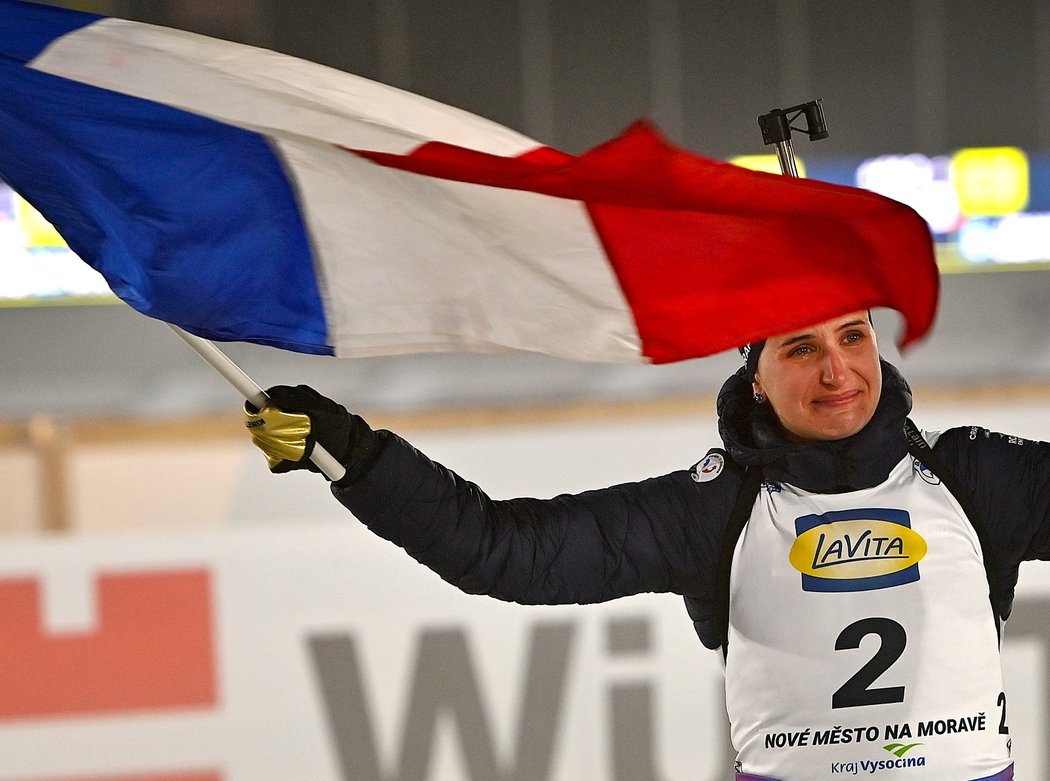 Julia Simonová oslavovala triumf ve sprintu s francouzskou vlajkou