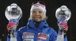 Kaisa Mäkäräinenová s glóbem za triumf v závodech s hromadným startem i velkým glóbem za celkové vítězství v SP