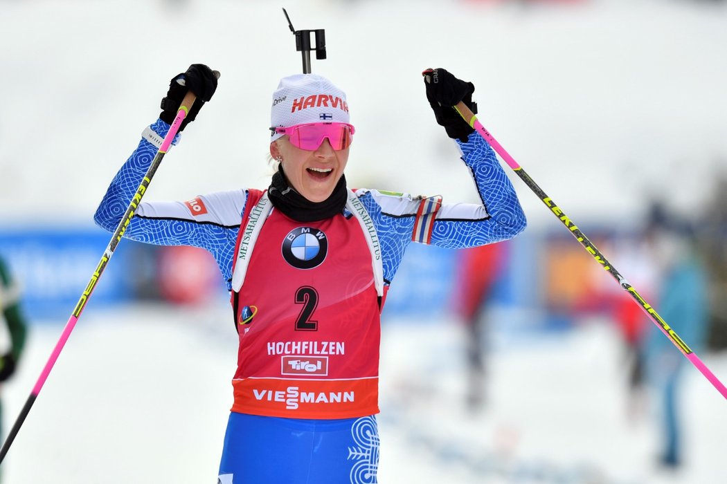 Kaisa Mäkäräinenová se raduje z prvního místa ve stíhacím závodě v rakouském Hochfilzenu