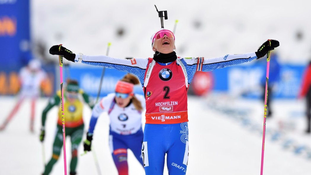 Kaisa Mäkäräinenová se raduje z prvního místa ve stíhacím závodě v rakouském Hochfilzenu