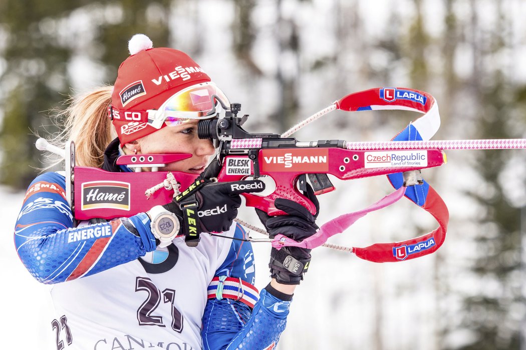 Eva Puskarčíková na střelnici v kanadském Canmore