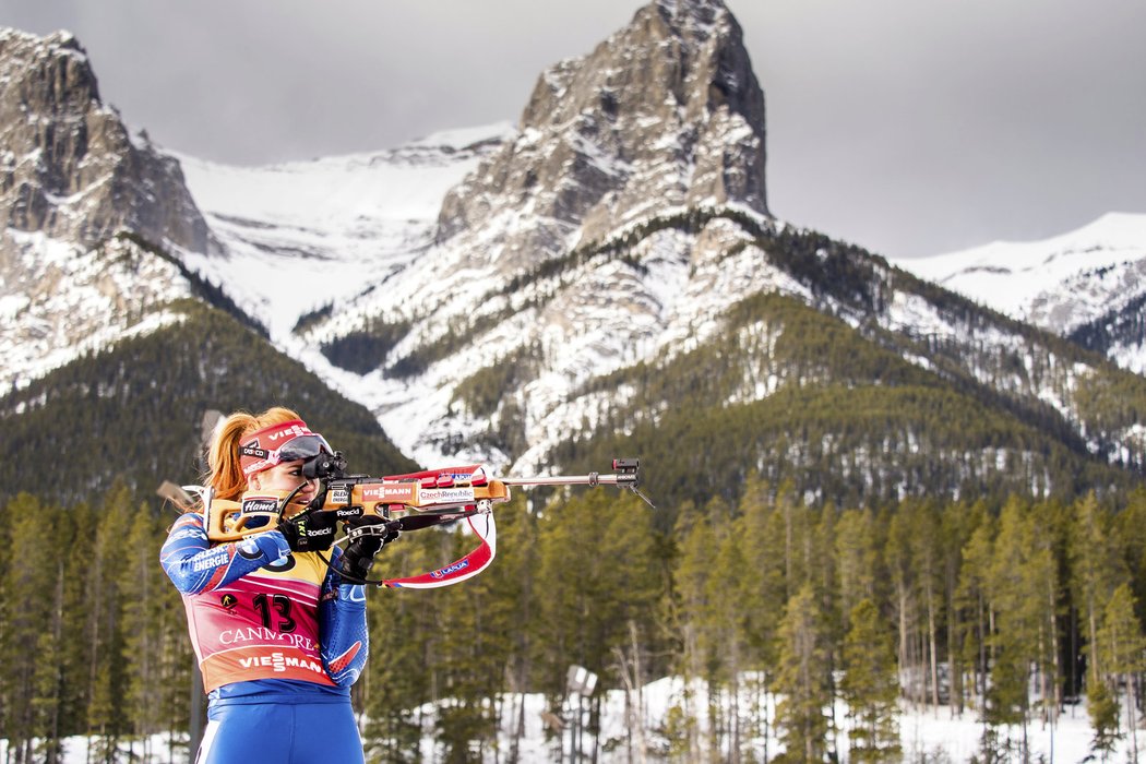 Gabriela Soukalová na střelnici při sprintu v Canmore