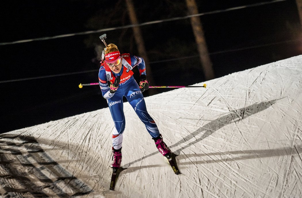 Gabriela Koukalová na trati sprintu SP v Kontiolahti