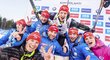 Ondřej Moravec s českým týmem slaví svou stříbrnou medaili na SP v Kontiolahti