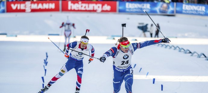 Ondřej Moravec finišuje ve sprintu SP v Kontiolahti, za prvním Martinem Fourcadem zaostal jen o 6 desetin vteřiny...