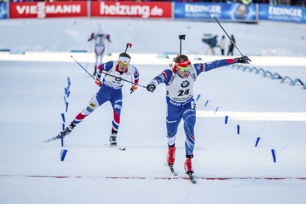 Ondřej Moravec finišuje ve sprintu SP v Kontiolahti, za prvním Martinem Fourcadem zaostal jen o 6 desetin vteřiny...