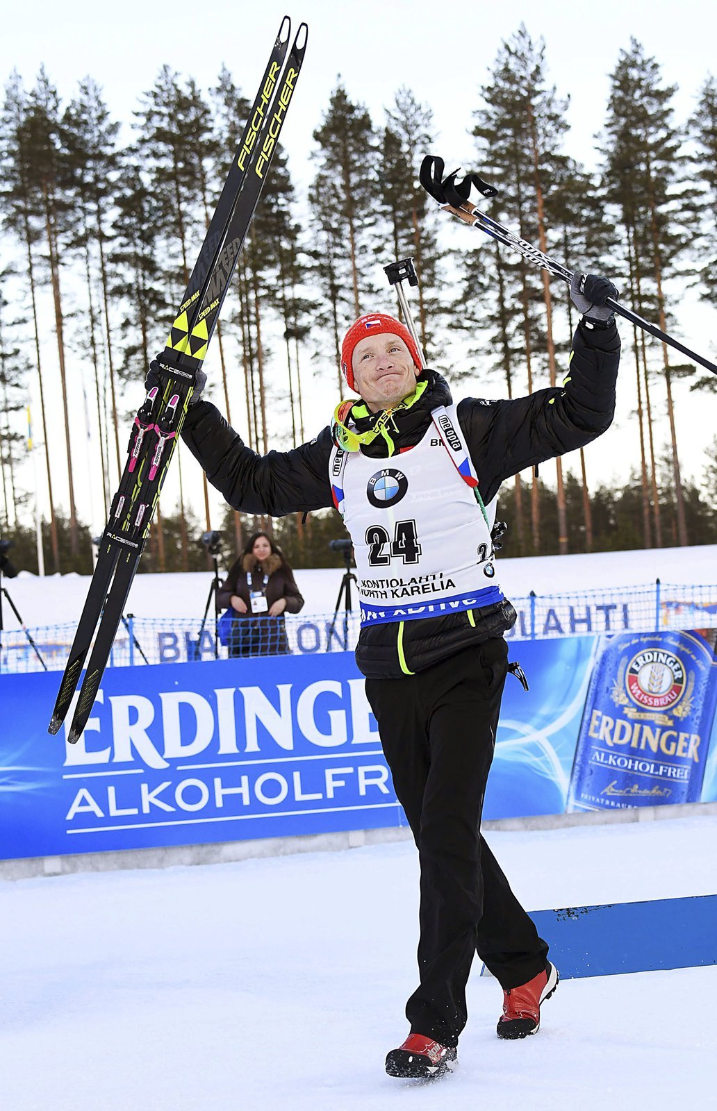 Ondřej Moravec jde na vyhlášení sprintu po svém druhém místě na SP v Kontiolahti