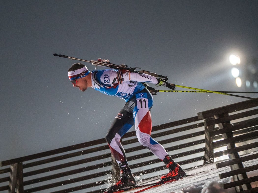 Michal Krčmář na čtvrtém úseku štafety v Kontiolahti, české barvy dovezl do cíle na sedmém místě