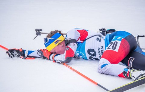 Vyčerpaná Jessica Jislová v cíli stíhačky v Kontiolahti, kde i s ukrajinskými barvami na čelence vybojovala sedmé místo
