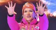 Gabriela Koukalová zdraví diváky na začátku medailového ceremoniálu po vytrvalostním závodě na MS v biatlonu