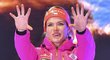 Gabriela Koukalová zdraví diváky na začátku medailového ceremoniálu po vytrvalostním závodě na MS v biatlonu