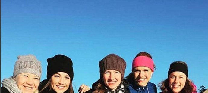 Snímek, který se objevil na instagramovém účtu českého biatlonu, je svým způsobem unikátní. Je na něm totiž pětice královen biatlonové zimy. Zleva se seřadily Kaisa Mäkkäräinenová, Dorothea Wiererová, Darja Domračevová, Gabriela Koukalová a nakonec největší letošní hvězda Laura Dahlmeierová. Chybí jen Marie Dorinová Habertová.
