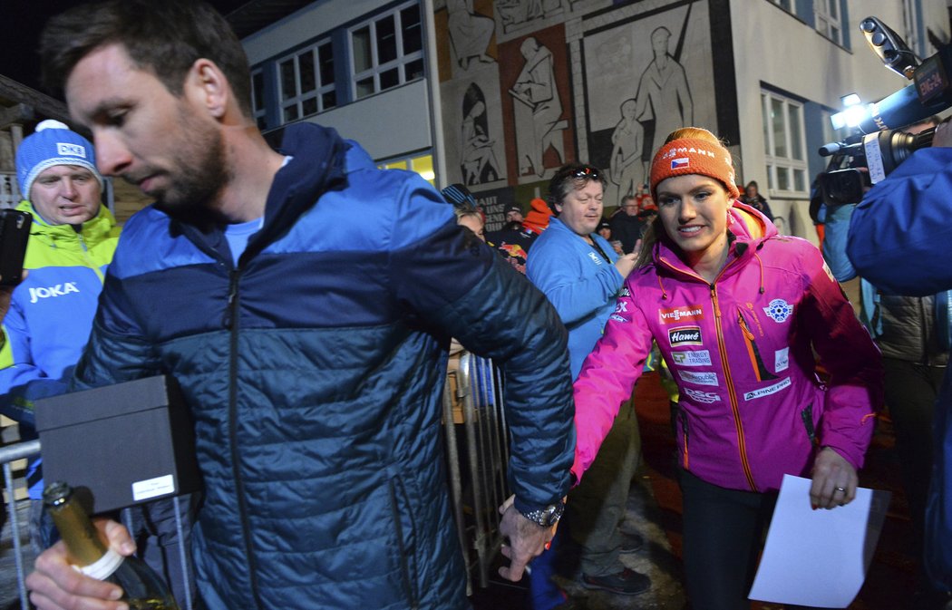 Českou biatlonistku Gabrielu Koukalovou po medailovém ceremoniálu na MS v Hochfilzenu odvádí její manžel