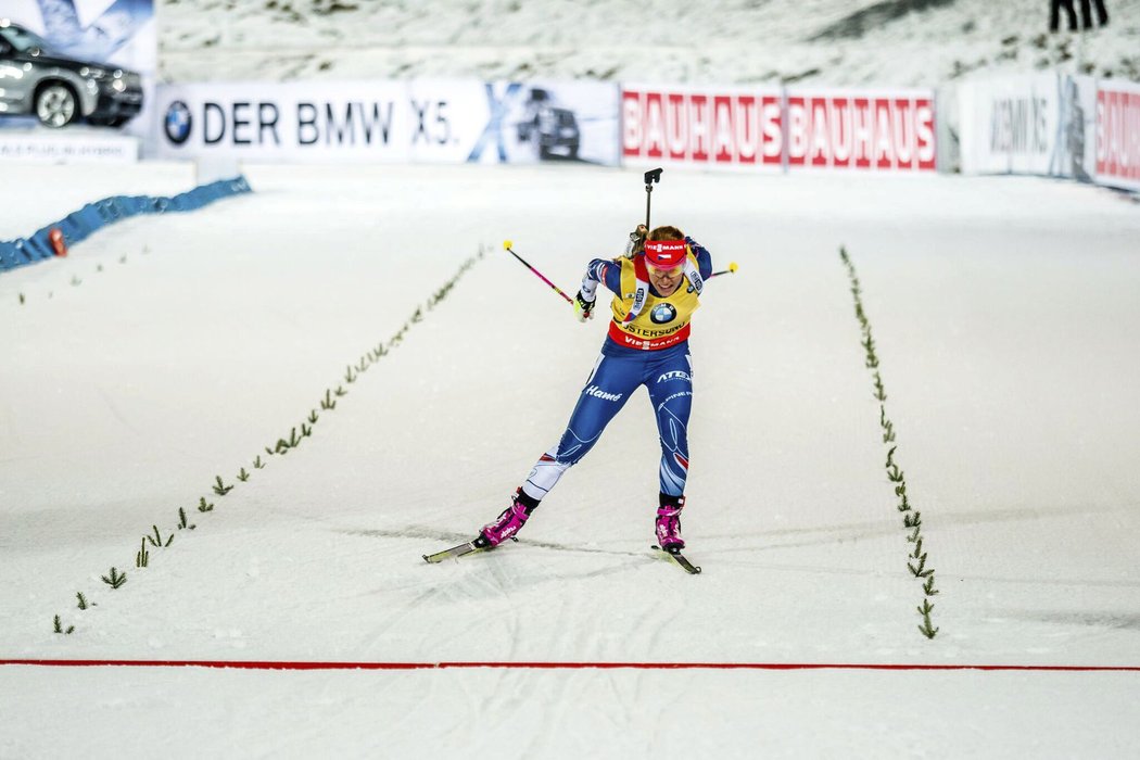 Gabriela Koukalová pospíchá do cíle v závodu žen na 15 kilomterů