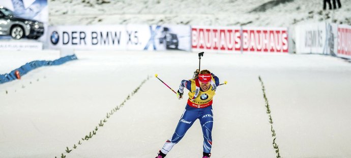 Gabriela Koukalová pospíchá do cíle v závodu žen na 15 kilomterů