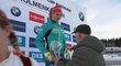 Při předání malého křišťálového glóbu se už ruce české biatlonistky Gabriely Koukalové a šéfa biatlonové unie Anderse Besseberga střetly
