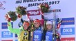 Stupně vítězů po sprintu na MS v biatlonu, uprostřed zlatá česká závodnice Gabriela Koukalová