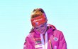 Gabriela Koukalová otvírá lahev se šampaňským během předávání medailí na biatlonovém MS v Hochfilzenu