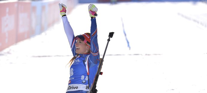 Česká biatlonistka Gabriela Koukalová se raduje ze zlaté medaile na MS v Hochfilzenu