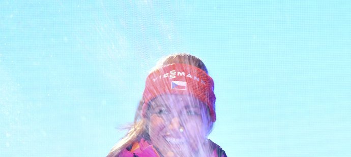 Gabriela Koukalová na medailovém ceremoniálu po vytrvalostním závodu. České biatlonistce se tentokrát povedla otevřít lahev šampaňského