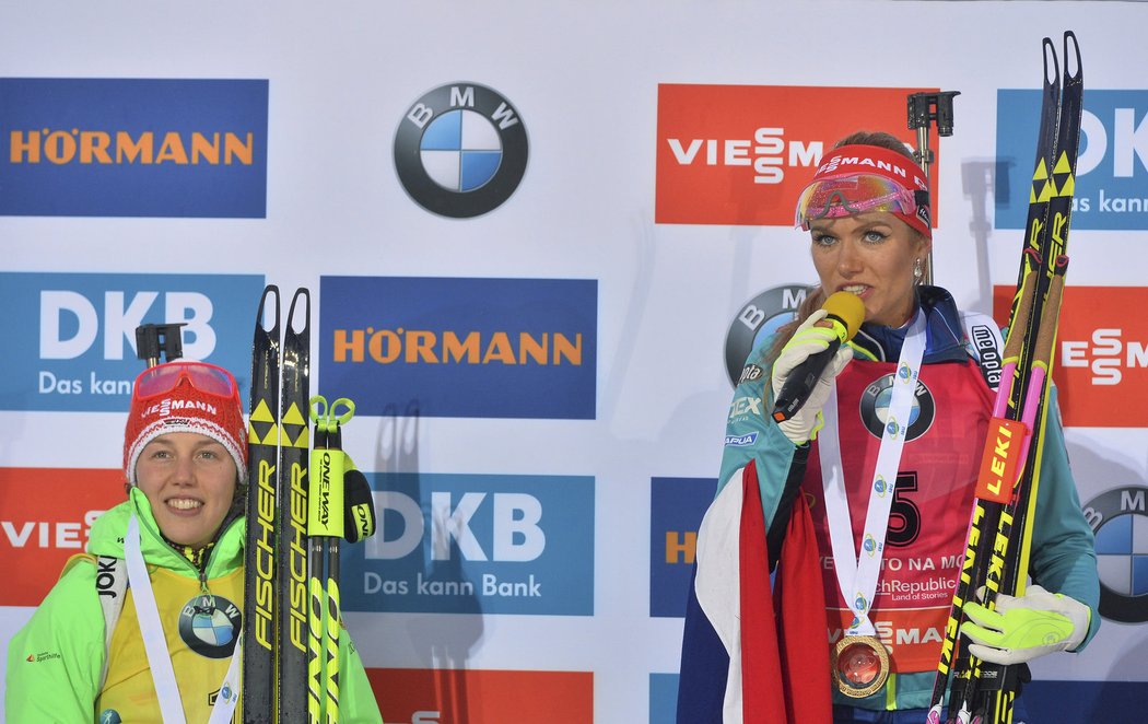 Stříbrná Laura Dahlmeierová poslouchá vítěznou řeč Gabriely Koukalové