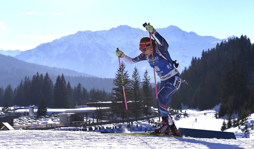 Gabriela Koukalová na trati sprintu, kde na MS v biatlonu získala skvělou zlatou medaili