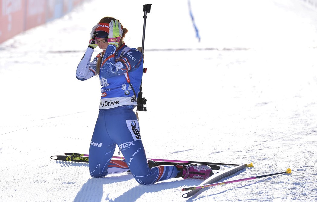 Zlatá jízda! Gabriela Koukalová na kolenou, ještě skoro nechápe, že se jí podařilo vybojovat zlatou medaili na světovém šampionátu