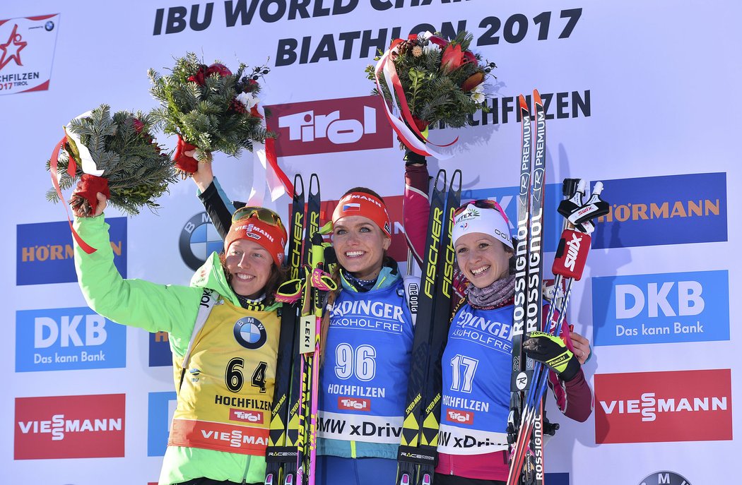 Stupně vítězů po sprintu na MS v biatlonu, uprostřed zlatá česká závodnice Gabriela Koukalová