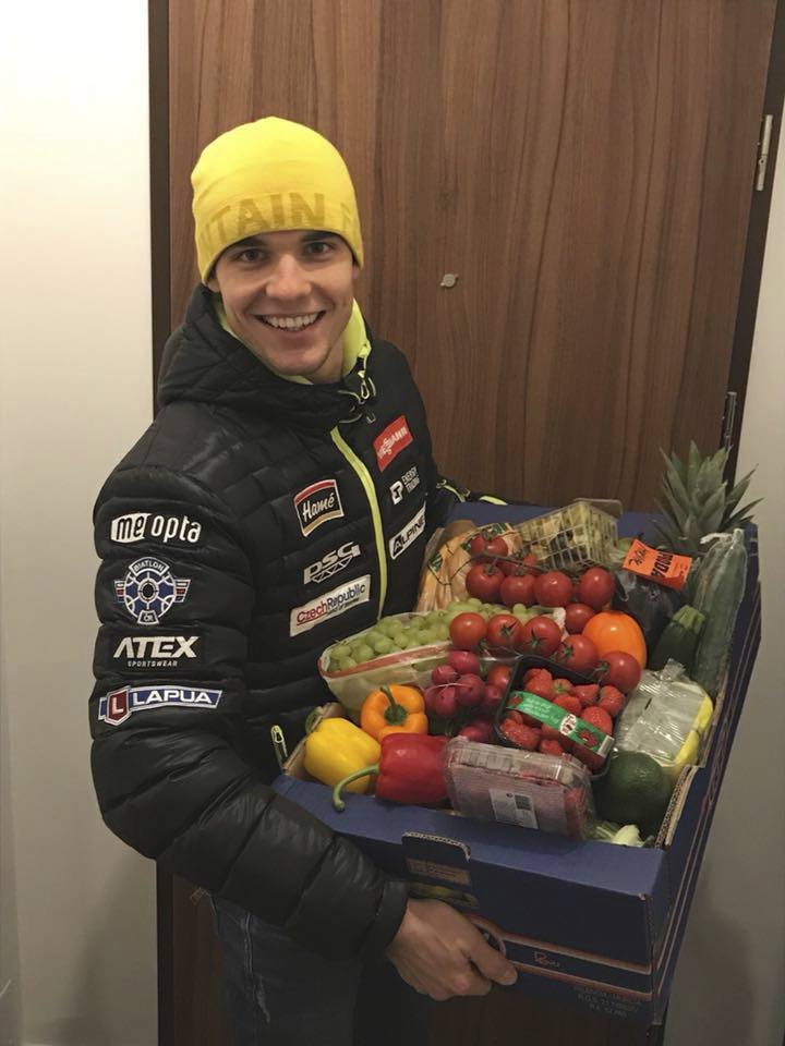 Michal Krčmář se zásobou vitamínů na zimu. Jeho přítelkyně Romana je nutriční poradkyně.